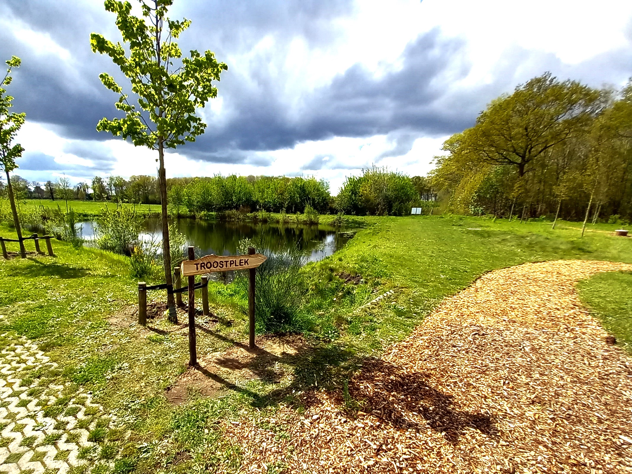 GROENE TROOSTPLEK TER HOOGTE VAN HET MASKOBOS