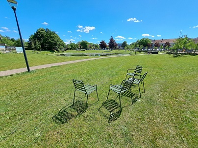 GROENE STOELEN IN GEMEENTEPARKEN