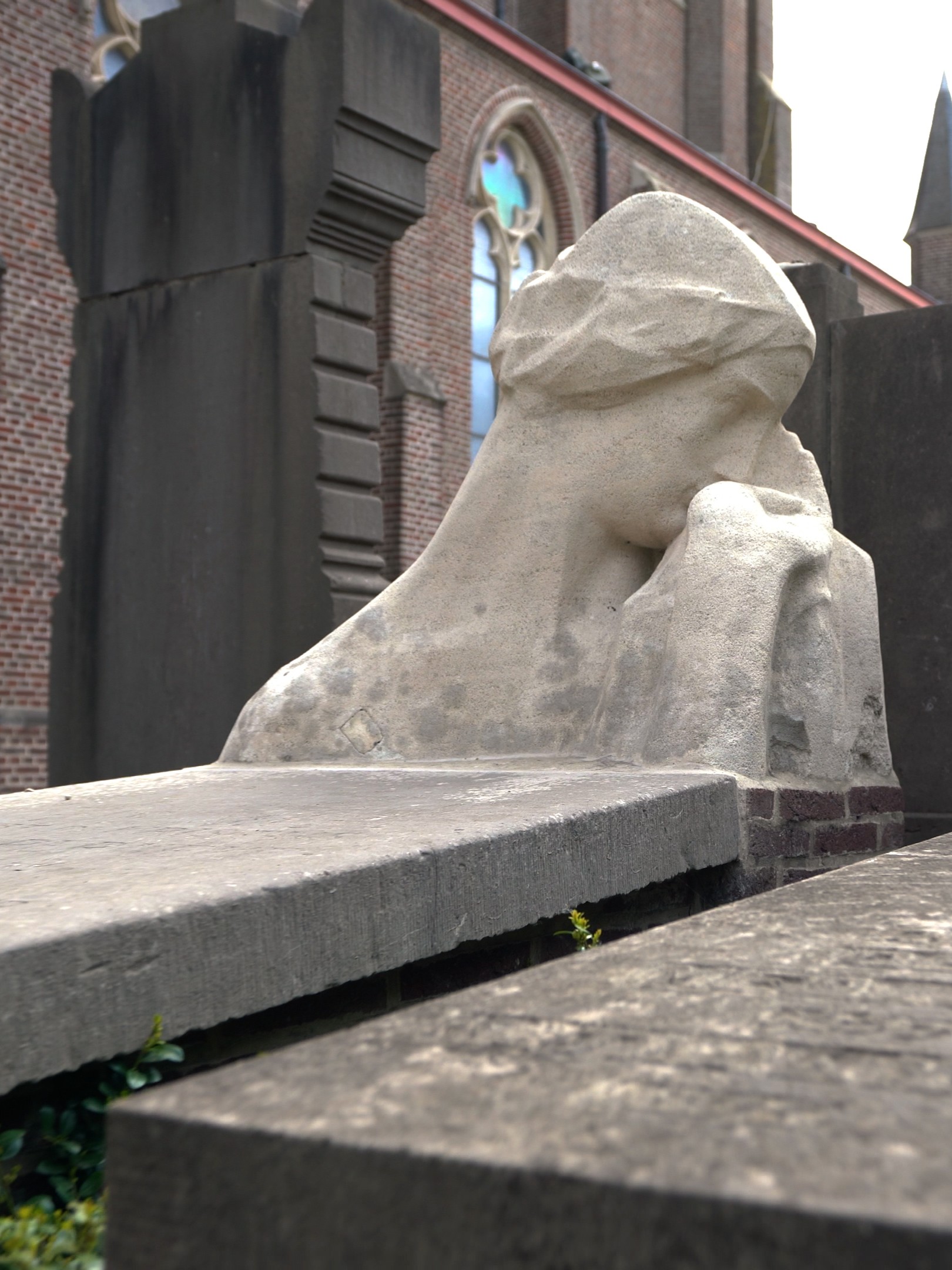 Historisch grafmonument op een begraafplaats in Jabbeke