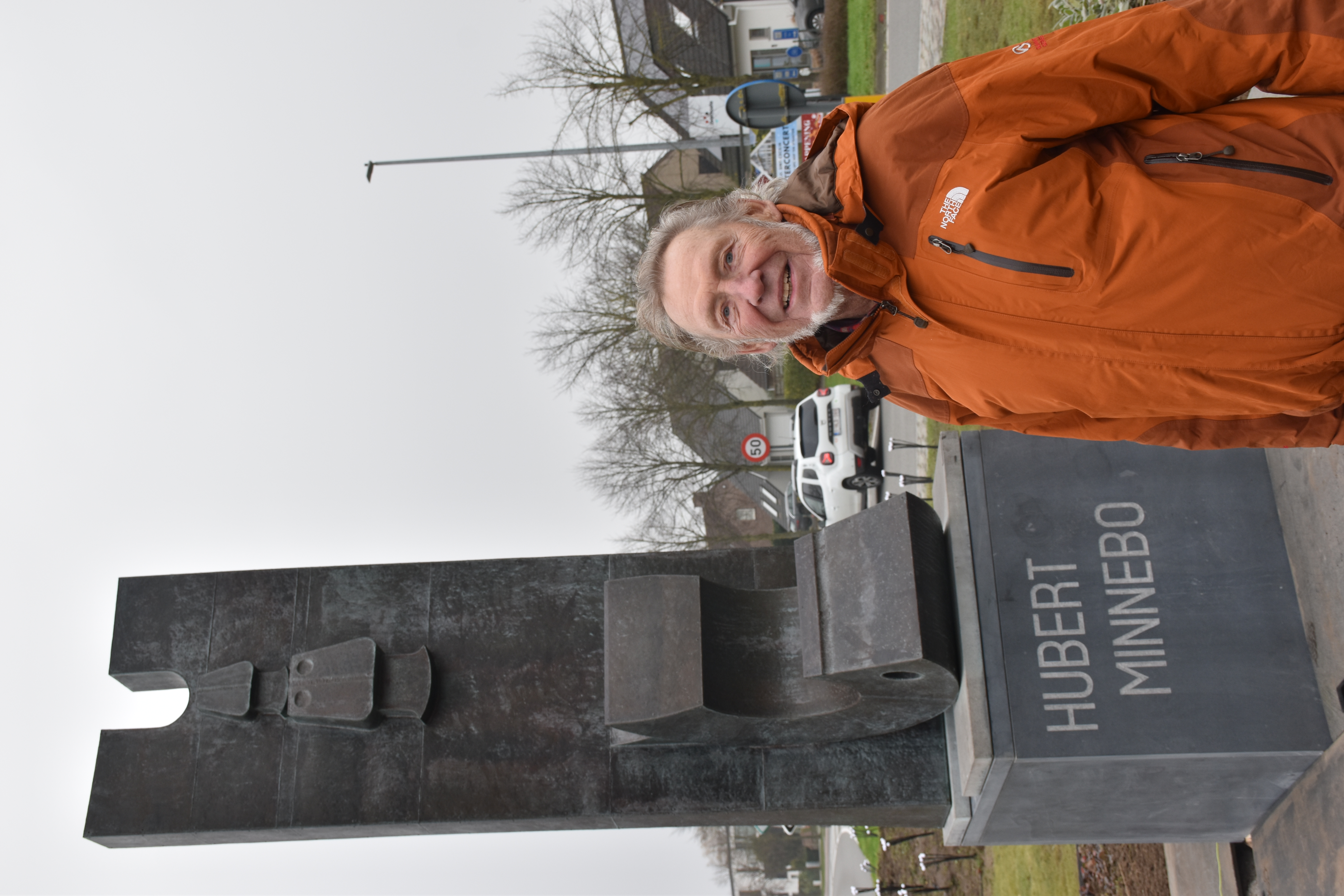 Hubert Minnebo bij zijn kunstwerk